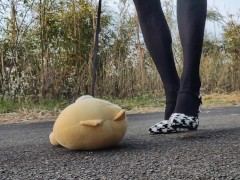 野外女装ぬいぐるみをハイヒールで踏みつけて調教する - Screenshot 1 of 16 - Trampling