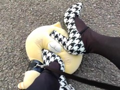 野外女装ぬいぐるみをハイヒールで踏みつけて調教する - Screenshot 11 of 16 - Trampling