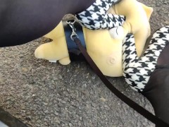 野外女装ぬいぐるみをハイヒールで踏みつけて調教する