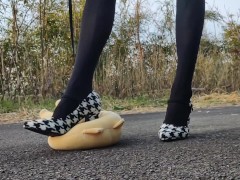 野外女装ぬいぐるみをハイヒールで踏みつけて調教する - Screenshot 2 of 16 - Trampling Heels