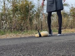野外女装ぬいぐるみをハイヒールで踏みつけて調教する - Screenshot 4 of 16 - Pantyhose