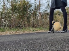 野外女装ぬいぐるみをハイヒールで踏みつけて調教する - Screenshot 5 of 16 - Crossdresser
