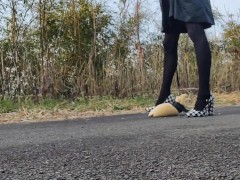 野外女装ぬいぐるみをハイヒールで踏みつけて調教する - Screenshot 6 of 16 - Trampling