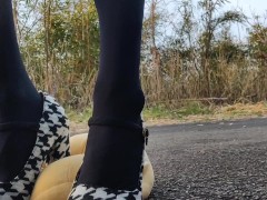 野外女装ぬいぐるみをハイヒールで踏みつけて調教する - Screenshot 7 of 16 - Trampling Heels