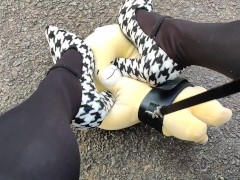 野外女装ぬいぐるみをハイヒールで踏みつけて調教する - Screenshot 9 of 16 - Pantyhose