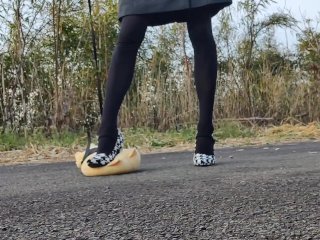 野外女装ぬいぐるみをハイヒールで踏みつけて調教する