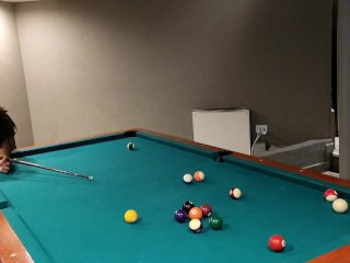 Mi profesor de pool me enseña a jugar y jugamos por prendas