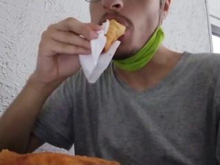 Cara Comendo Enroladinho