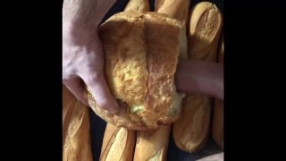 Pieprzenie bochenka chleba 