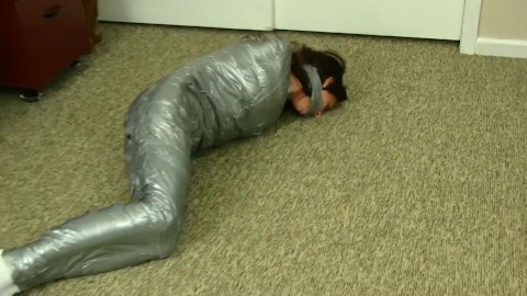 Duct Tape Mummificatie met Cali Logan