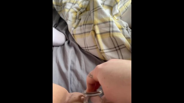 Стеклянный фаллоимитатор трахается и вибратор на моем клиторе