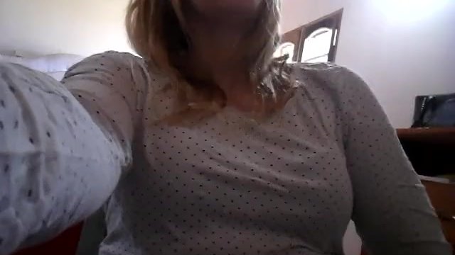 У этой девушки возникает желание мастурбировать перед тем, как начать свою повседневную жизнь
