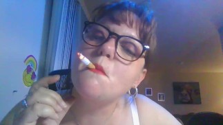 Сексуальная брюнетка быстро курит - крупным планом!!