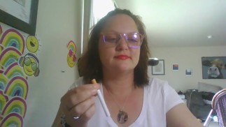 Сексуальная секретарша в обтягивающей белой рубашке расслабляется после работы.