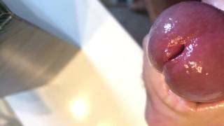 Gros plan coq huilé gicle du sperme d’une éjaculation ruinée