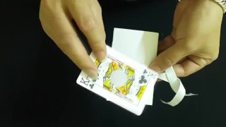 Truque mágico louco com cartas de jogo
