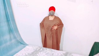 Красивая мусульманская девушка в хиджабе показывает сиськи и киску в никабе