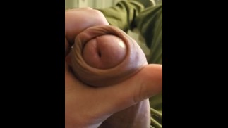 Предсперма крайняя плоть играть необрезанный большой член