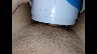 Acariciando mi polla con mi stroker automático favorito 