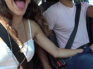 La novia de mi mejor amigo me hace una mamada en elauto y le_acabo en la boca