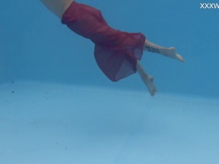 Tiny skinny pornstar_Hermione Ganger in the_pool