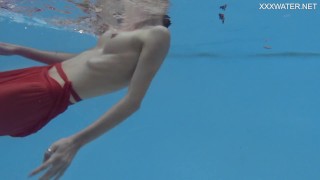 Pequeña estrella porno flaca Hermione Ganger en la piscina