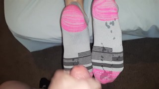 Sparando la mia salsa sulle suole dei suoi calzini rosa/grigi