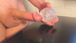 Amateur fickt klares Fleshlight & Sperma auf dem Tisch