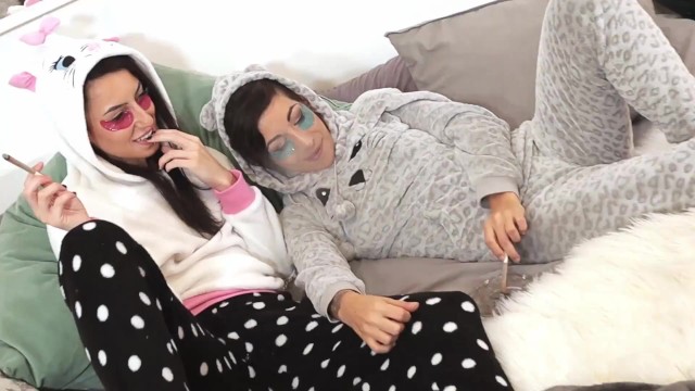 Two cute 420 girls love eachother - Kawaii Style