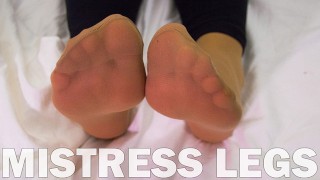 Fetiche de pies Goddess pies en calcetines de nylon suaves descansa en la cama
