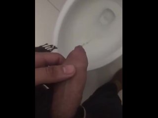 Orinando con una erección