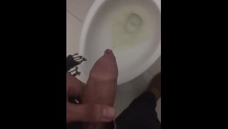 Orinando con una erección