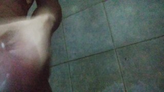 Jakol muna bago ligo sa malaking titi