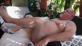 Bär wichst auf einer Chaiselongue und schießt