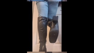 bbw en jeans et longues bottes noires