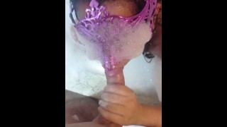 FICKEN DIESER KLEINEN PRINZESSIN IN DER HYDROMASSAGE