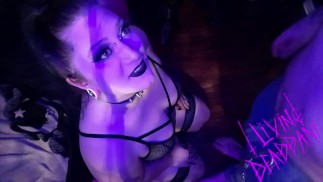 Толстая готическая девушка жаждет члена в горло