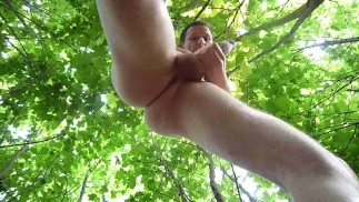 Kudoslong ist draußen im Wald, er zieht alle seine Kleider aus und wichst, bis er kommt