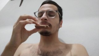 chico comiendo un Kit Kat