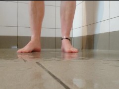 Klebrige Füße beim Duschen