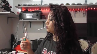 После игры на барабанах я расслабляюсь с сигаретой (визуал 2)