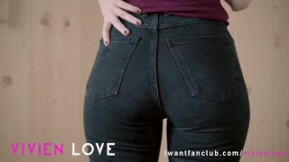 Pajas fuertes en jeans apretados
