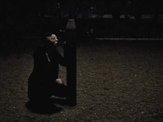 Тренирую свою жену-шлюху в общественном парке, делаю минет и сосу фаллоимитатор
