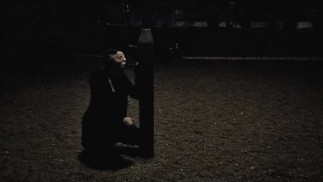 在公园训练我的荡妇妻子，口交和吸吮假阳具