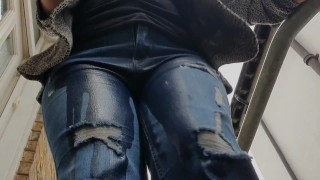 ⭐ Сексуальная девушка просто мочится в джинсы на улице!