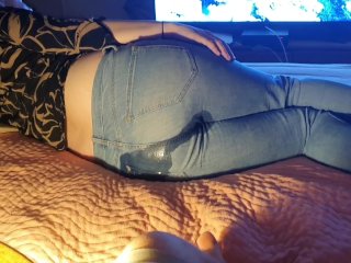 ⭐ Lazy Girlfriend Pissing Herself in Tight Jeans Watching TV!