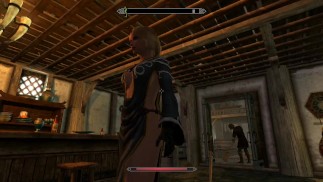 天际盯着性感的女孩