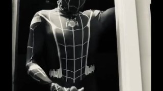 Dark Spider-Man wrijft zijn grote witte lul nadat Gwen Stacy vertrekt