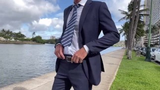 После работы папа снимает огромный груз