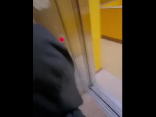 vertical video, parejas, ascensor, novios cogiendo